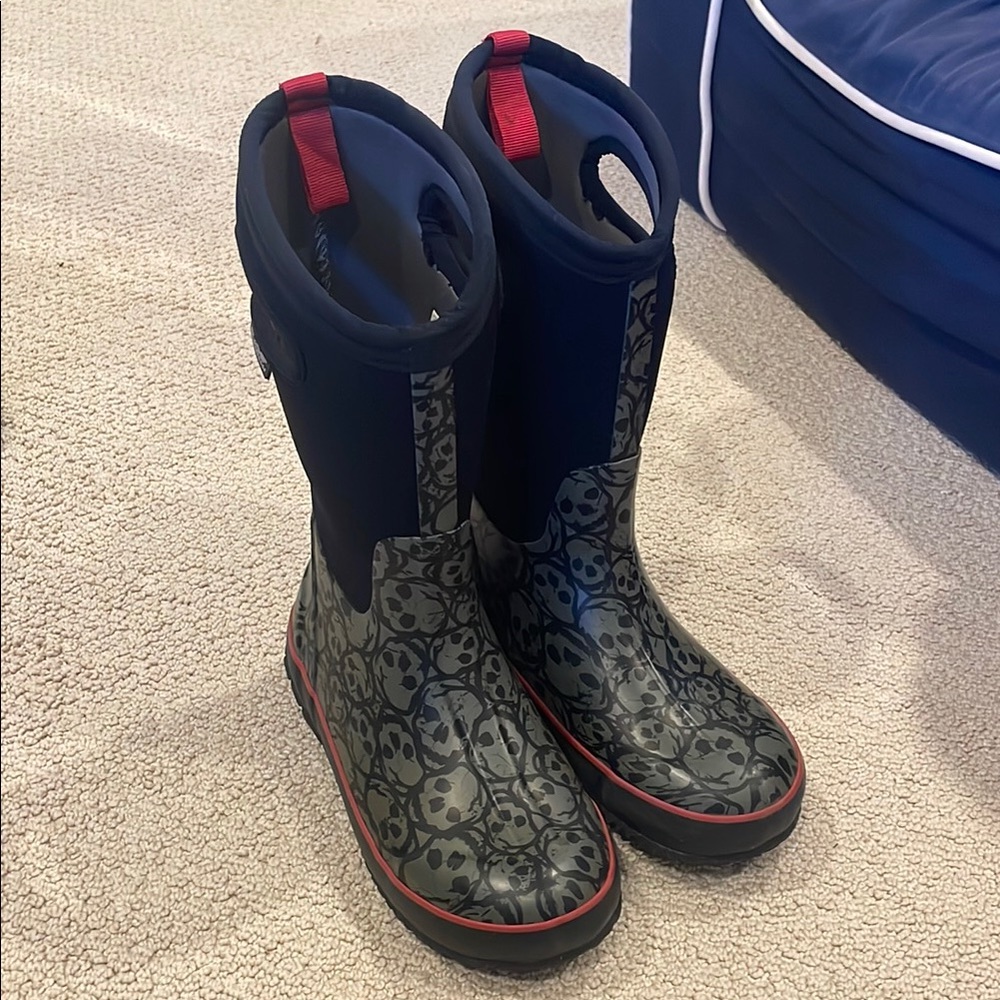 Bogs Kids Skull Pattern Snow Boots - Black and Red size 5 EUC